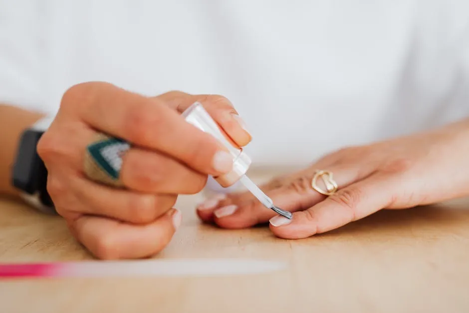 Hvide pletter på neglene — Årsager, behandling & tips